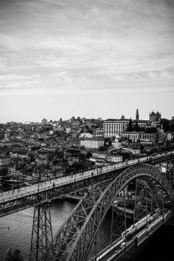 Portekiz, Porto 'daki yerleşim binalarıyla çevrili nehir üzerindeki bir köprünün gri lekesi.