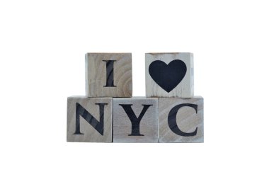 Tahta küpler New York 'u sevdiğimi gösteriyor. Beyaz arka planı olan bir kalp sembolü var. Tasarımlar ve yerleşimler için.