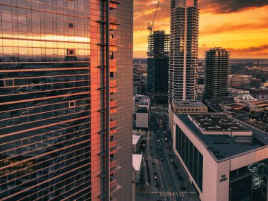 Frankfurt am Main, Almanya 'da gün batımının manzaralı bir görüntüsü.