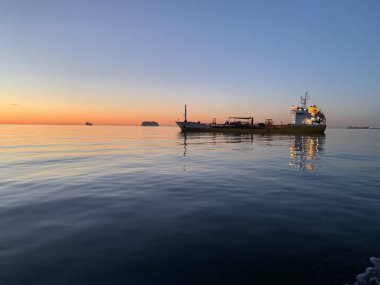 Gün batımında güzel bir deniz manzarası