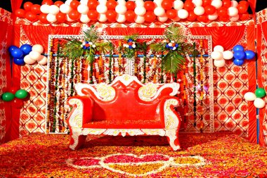 Hint tarzında dekore edilmiş bir odada kırmızı bir kanepe.