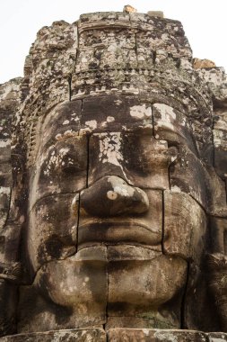 Kamboçya 'daki Angkor Wat Tapınağı' nda heykel detaylarının dikey yakın çekimi.