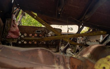 Bannockburn Köprüsü 'nde terk edilmiş bir araba, miras izleri.