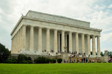 Washington DC 'deki Lincoln Anıtı' nın açık mavi gökyüzüne karşı çimlerin üzerindeki güzel manzarası.
