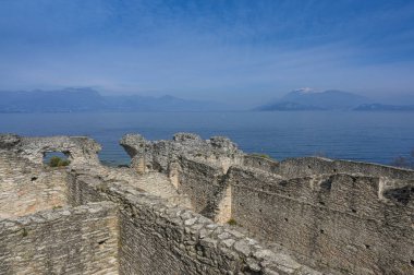 Arkasında gökyüzü olan harabe bir binanın güzel manzarası.