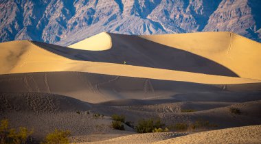 Ölüm Vadisi, Doğu Kaliforniya, Mojave Çölü, ABD 'deki dağlara karşı kum tepeleri..