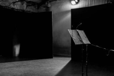 Bir salonda gri tonda bir nota resmi.