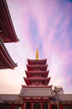 Tokyo, Japonya 'daki Senso-ji' nin Beş Katlı Pagoda 'sının dikey açılı bir çekimi.