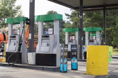 Augusta, Ga USA - 05: 21: AMPM benzin istasyonunda dizel benzin pompaları Hwy 1