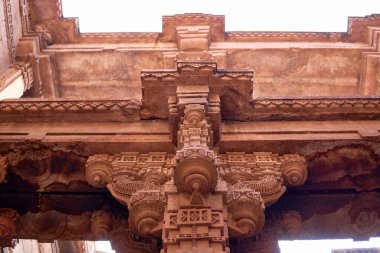 Adalaj Stepwell ya da Rudabai Stepwell 'deki oyulmuş sütunun düşük açılı görüntüsü. Adalaj, Hindistan.