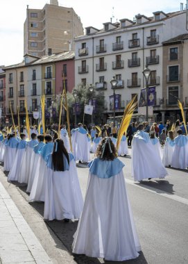 İspanya 'nın Valladolid şehrindeki Kutsal Hafta boyunca Palm Sunday' deki geçit törenlerinin dikey çekimi