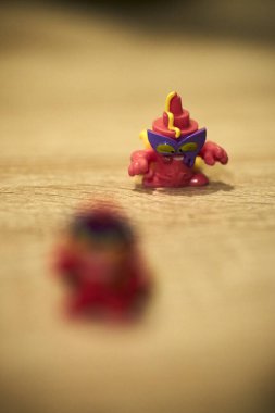 Magicbox markasının seçici odağı Süper Şeyler Hardal oyuncağı kötü adam takımının oyuncağı