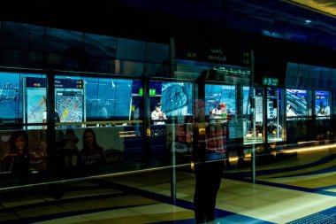 BAE 'deki Dubai Metro' nun modern mimarisi.