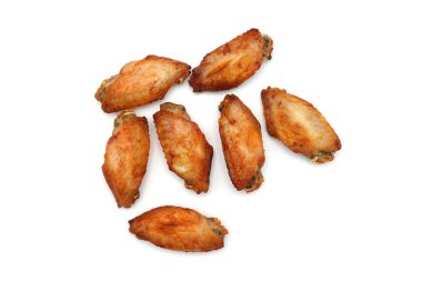 Beyaz arka planda yakın plan kızarmış tavuk kanadı.