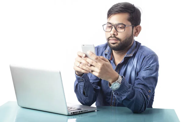 Afgeleid Werkende Persoon Typen Mobiele Telefoon Voorkant Van Een Laptop — Stockfoto