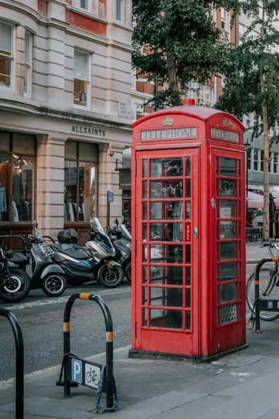 Pionowe Ujęcie Kabiny Telefonicznej Red Londynie Wielka Brytania Słonecznej Ulicy — Zdjęcie stockowe