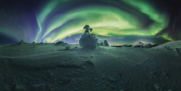 Campo Cubierto Nieve Bajo Hermoso Cielo Aurora Boreal — Foto de Stock