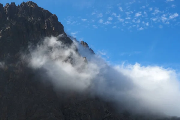 Festői Kilátás Sziklás Pireneusok Hegység Borított Felhők Egy Napsütéses Napon — Stock Fotó