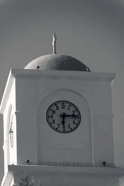 Graustufenaufnahme Eines Uhrturms Oia Santorin Griechenland — Stockfoto