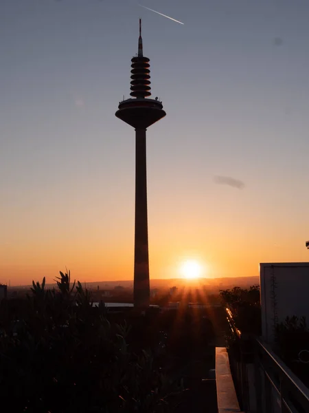 Eine Vertikale Aufnahme Eines Fernsehturms Über Dem Hintergrund Des Sonnenuntergangs — Stockfoto