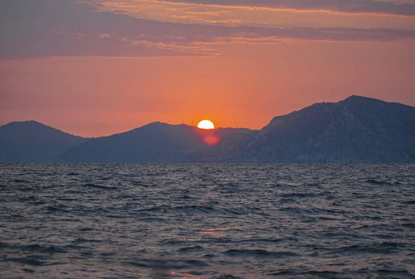 Een Silhouet Van Heuvels Bij Zee Dramatische Zonsondergang — Stockfoto