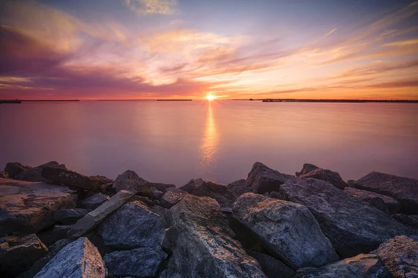 Ein Leicht Bewölkter Himmel Über Ruhigem Meerwasser Bei Sonnenuntergang — Stockfoto