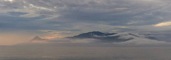 Gün Batımında Gri Dramatik Gökyüzü Altında Karlı Büyük Dağların Panoramik — Stok fotoğraf