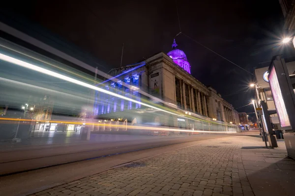 Eine Lange Belichtung Der Zugbeleuchtung Der Leeren Stadt Der Nacht — Stockfoto