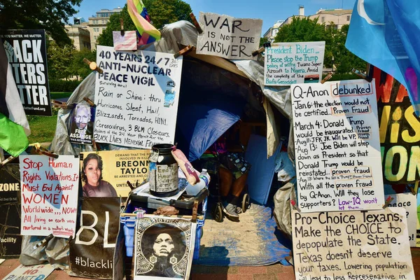 Protestující Plakáty Nápisy Před Bílým Domem — Stock fotografie