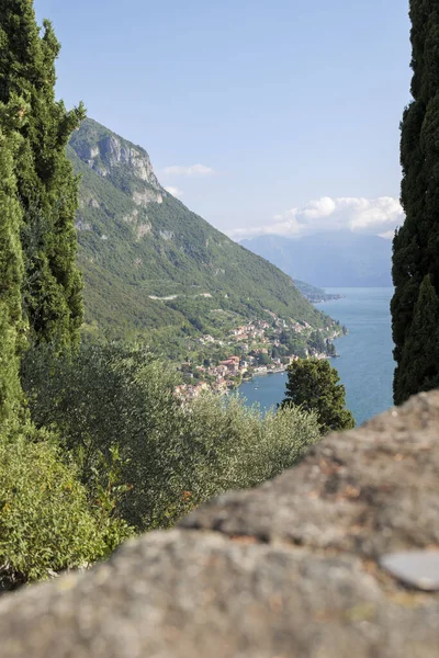 Talya Varenna Daki Garda Gölü Nün Dağ Kıyısının Dikey Güneşli — Stok fotoğraf