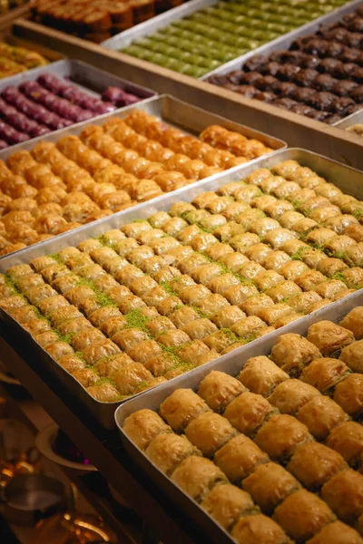 Vertikální Záběr Tradičních Baklavových Odrůd Istanbulském Velkém Bazaru — Stock fotografie