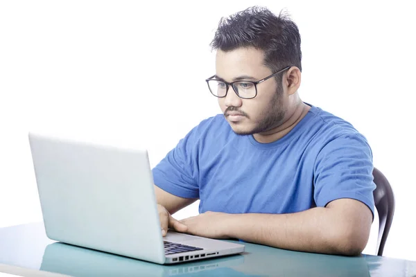 小男孩戴着眼镜 在白色背景下使用笔记本电脑 — 图库照片