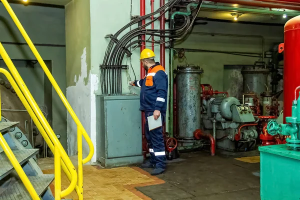 Una Hermosa Foto Trabajador Mirando Una Máquina Lado Con Casco —  Fotos de Stock