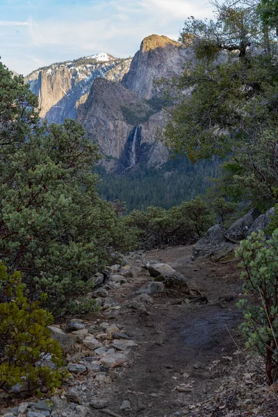 Caminho Floresta Cercado Por Montanhas Rochosas — Fotografia de Stock