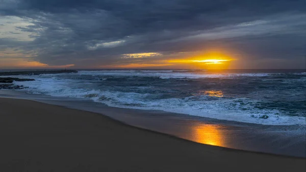 Der Sonnenuntergang Ozean Mit Wellen Und Sand — Stockfoto