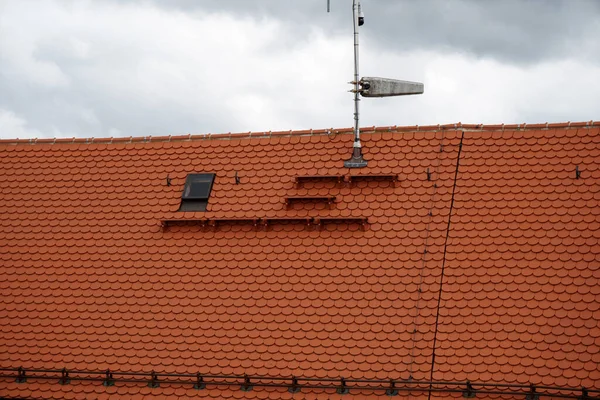 Toit Avec Belles Tuiles Orange Contre Ciel Nuageux — Photo