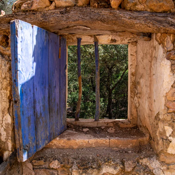 Una Ventana Abierta Edificio Abandonado Mallorca España —  Fotos de Stock