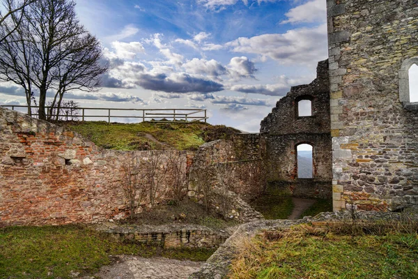 Uma Bela Vista Castelo Medieval Ruínas Contra Céu Azul Nublado — Fotografia de Stock