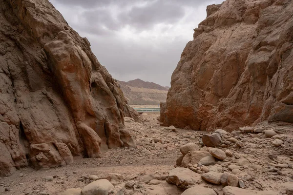 구름낀 사막의 바위투성이 의산들의 — 스톡 사진