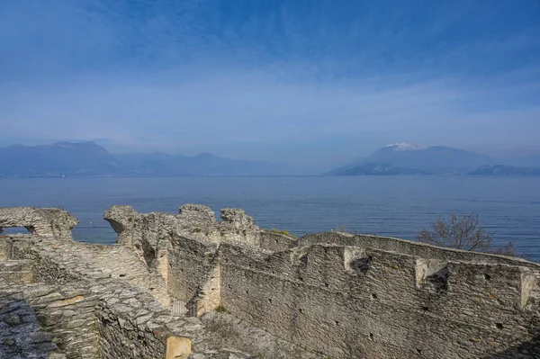 山を背景に海沿いの古い中世の建物 — ストック写真