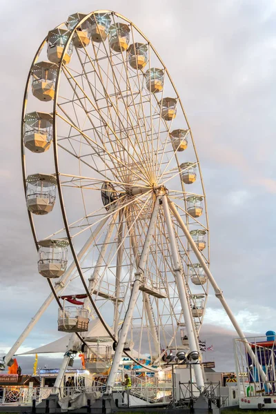 Big Wheel Funfair Ride Při Západu Slunce — Stock fotografie