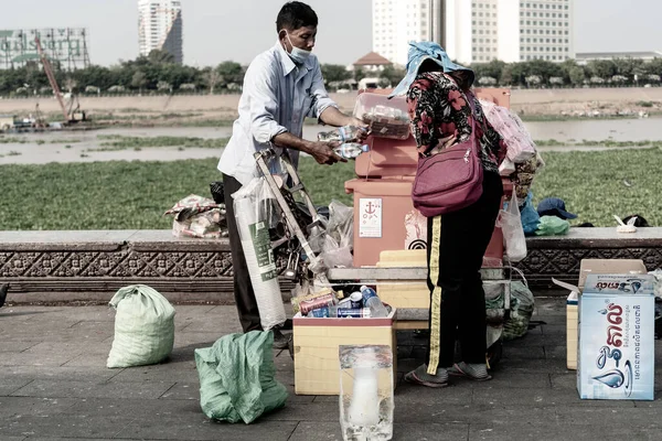 Продавец Уличной Еды Берегу Пномпеня — стоковое фото