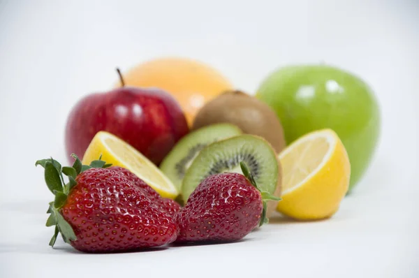 Close Frutas Fatiadas Fundo Branco — Fotografia de Stock