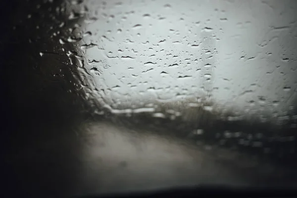 車のガラスに雨が降ってきて — ストック写真