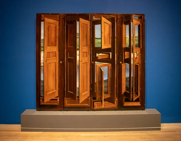 Guarda Roupa Surrealista Marcel Jean Para Museu Tate Modern Exposição — Fotografia de Stock