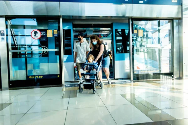 Μια Τριμελής Οικογένεια Βγαίνει Από Τρένο Στο Dubai Metro Ηνωμένα — Φωτογραφία Αρχείου