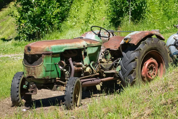 图为一辆旧的 锈迹斑斑的Deutz D5005拖拉机停在一片绿色的草地上 — 图库照片