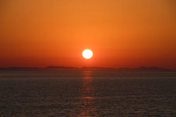Завораживающее Небо Заката Над Морем Солнечным Вечером Летом — стоковое фото