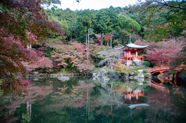 緑の湖の隣にある京都の醍醐寺は 色とりどりの木々に囲まれています — ストック写真