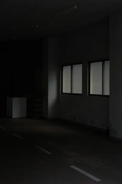 Egy Sötét Üres Bolt Grunge Fehér Falakkal Lekapcsolt Lámpákkal Fehér — Stock Fotó